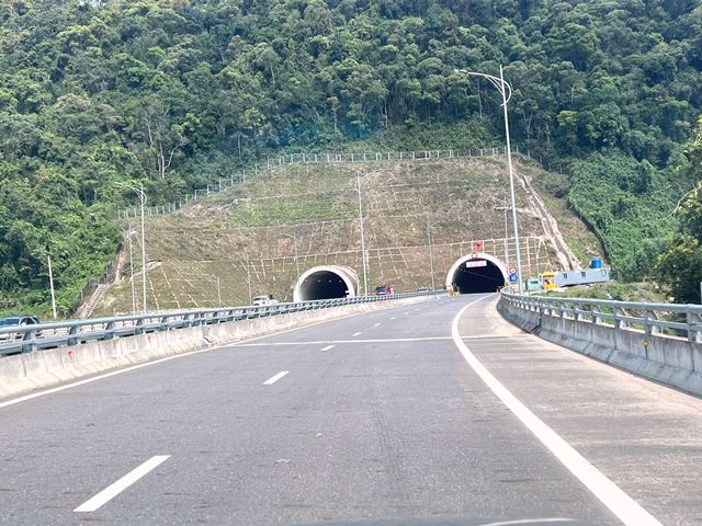 Tuyến đường đi qua hầm Mũi Trâu, nối giữa TP. Đà Nẵng và tỉnh Thừa Thiên Huế -