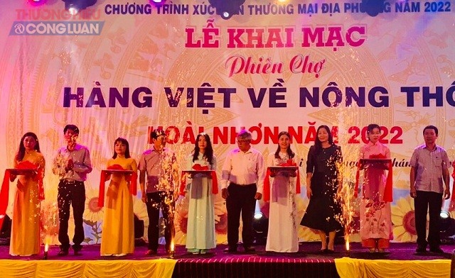 Lãnh đạo Ủy ban MTTQ Việt Nam tỉnh Bình Định, UBND TX Hoài Nhơn và Sở Công Thương Bình Định cắt băng khai mạc Phiên chợ.