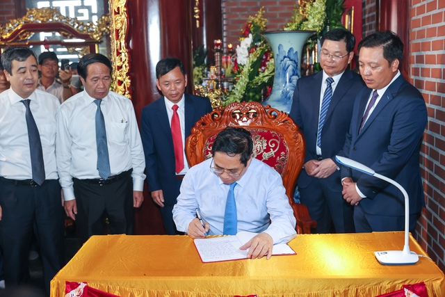Thủ tướng ghi Sổ vàng lưu niệm tại buổi lễ khánh thành Khu lưu niệm Chủ tịch Hồ Chí Minh. Ảnh: VGP/Nhật Bắc