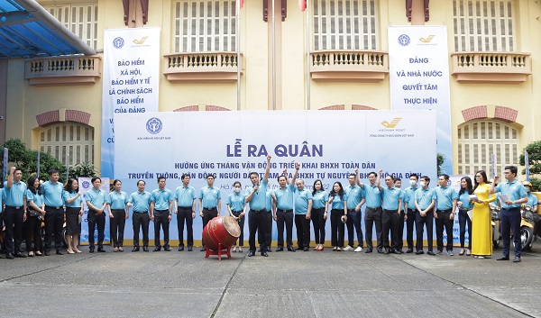 Tổng Giám đốc BHXH Việt Nam Nguyễn Thế Mạnh và các đại biểu hô quyết tâm triển khai chính sách BHXH, BHYT của Đảng và Nhà nước