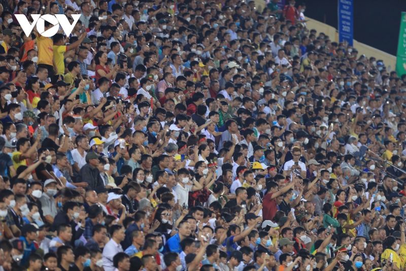 Khán giả Nam Định đến chật kín sân vận động Thiên Trường. Ảnh: RD