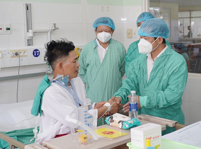 Chủ tịch Nguyễn Văn Phương đang thăm hỏi bệnh nhân ghép tim
