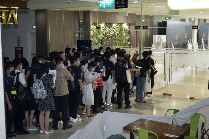 Hàng dài người sếp hàng đợi làm thủ tục tại TTTM Vincom Mega Mall Thảo Điền