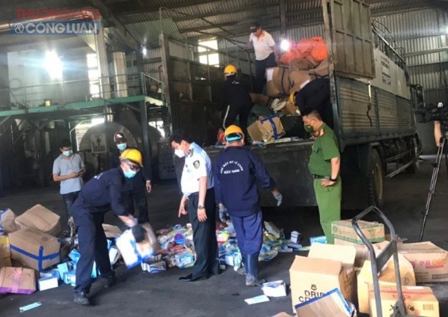 Lực lượng QLTT Phú Yên phối hợp với các cơ quan tỉnh Phú Yên và công nhân Công ty Hậu Sanh đang thực hiện việc tiêu hủy hàng hóa là tang vật VPHC bị tịch thu