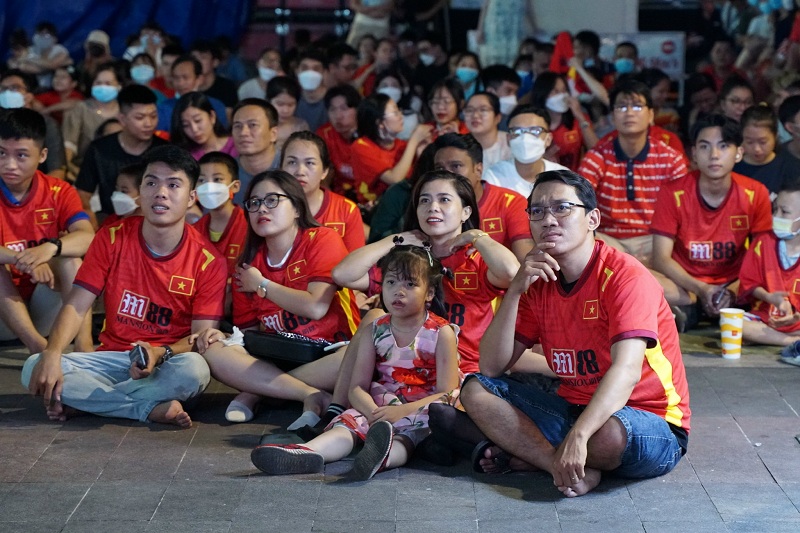 Từng pha bóng của đội tuyển Việt Nam được người dân chăm chú theo dõi