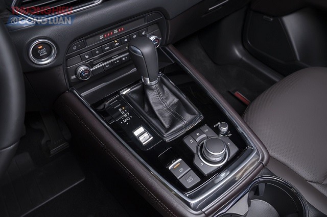 Nội thất, các chi tiết bên trong New Mazda CX-8 tỉ mỉ, ứng dụng những chất liệu cao cấp tạo nên những trang bị tiện nghi theo tiêu chuẩn như những dòng xe sang, hướng đến sự trải nghiệm hoàn hảo, đẳng cấp cho người sử dụng.