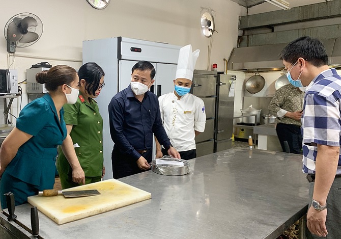 Đoàn kiểm tra liên ngành kiểm tra công tác an toàn thực phẩm tại nhà hàng Đồng Quan (Nguồn ảnh Sở Y tế Hà Nội)
