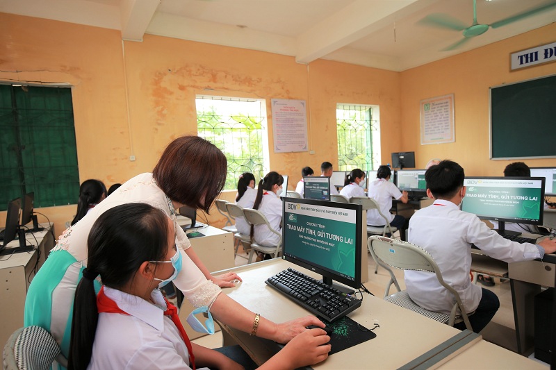 Phòng Máy vi tính tại Trường THCS Nguyễn Bá Ngọc do BIDV trao tặng