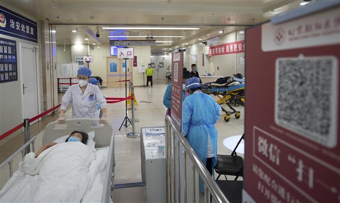 Nhân viên y tế lấy mẫu xét nghiệm Covid-19 cho người dân tại Bắc Kinh, Trung Quốc (Ảnh: THX/TTXVN)
