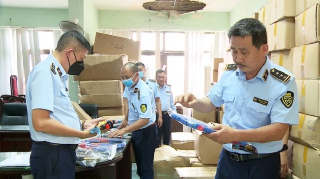 Lực lượng Quản lý thị trường Hà Nội kiểm tra lô hàng hóa vi phạm