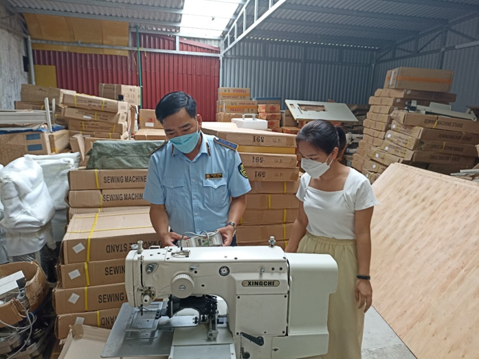 Lực lượng QLTT tỉnh Thái Bình đã kiểm tra, phát hiện một cơ sở kinh doanh thiết bị đang bày bán 19 thiết bị may nhập khẩu có nhãn gốc bằng tiếng nước ngoài nhưng không có nhãn phụ bằng tiếng Việt Nam.