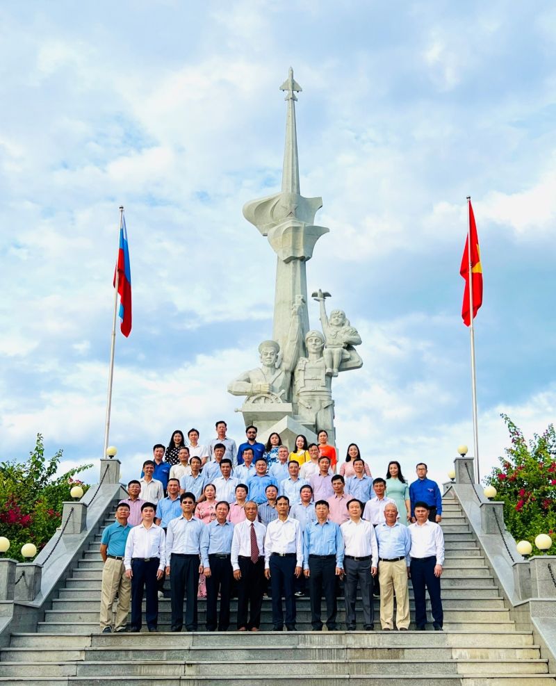 Các đại biểu tại Tượng đài tưởng niệm quân nhân Liên Xô/LB Nga - Việt Nam.