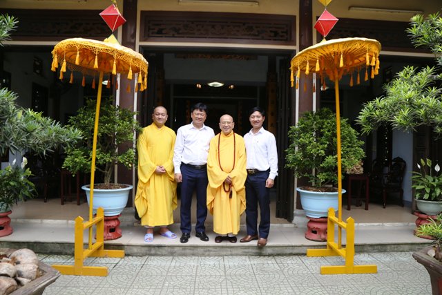 Chụp ảnh kỷ niệm với Ban Trị sự Giáo hội Phật Giáo tỉnh Thừa Thiên Huế