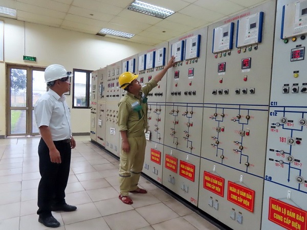 Ông Nguyễn Văn Dương - Trưởng phòng Kỹ thuật TTĐ Hà Nội (bên trái) kiểm tra công tác đảm bảo điện tại trạm biến áp 220kV Chèm