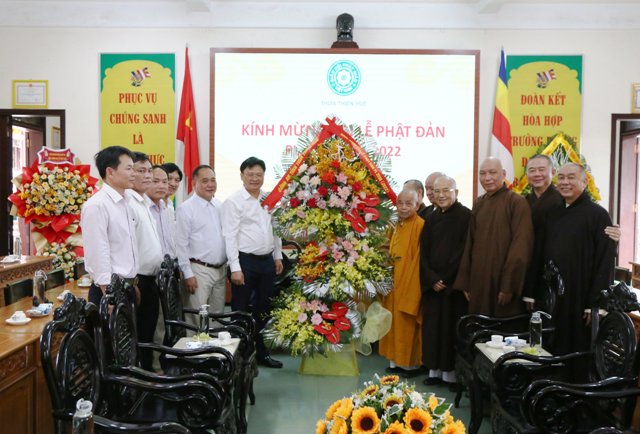 Đại tá Nguyễn Thanh Tuấn (bên phải lẵng hoa) chúc mừng Giáo hội Việt Nam tại Chùa Từ Đàm (Huế)