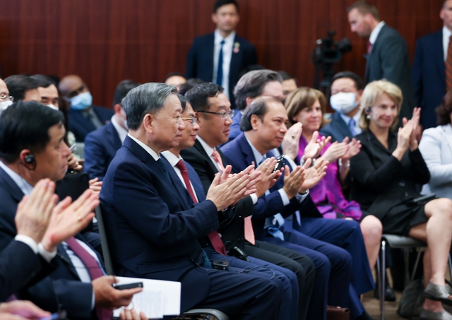 Các đại biểu hai nước Việt Nam, Hoa Kỳ lắng nghe Thủ tướng Phạm Minh Chính phát biểu tại Viện nghiên cứu Chiến lược quốc tế Hoa Kỳ (CSIS). Ảnh VGP/Nhật Bắc