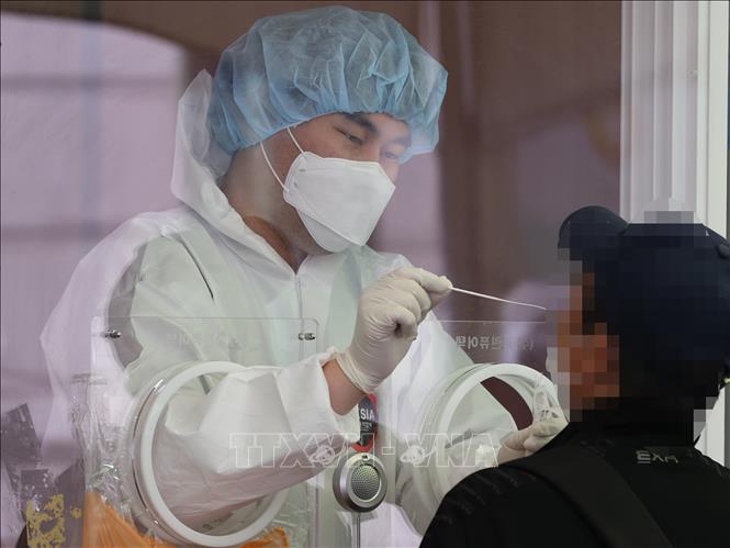 Nhân viên y tế lấy mẫu xét nghiệm Covid-19 cho người dân tại Seoul, Hàn Quốc ngày 10/04/2021 (Ảnh: Yonhap/TTXVN)