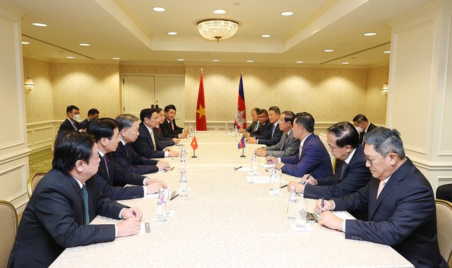 Đoàn đại biểu Chính phủ Việt Nam và Đoàn đại biểu Chính phủ Hoàng gia Campuchia (Ảnh: VGP/Nhật Bắc)