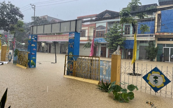 Nước ngập tại cổng Trường Mầm non Hoa Ban (phường Pom Hán).