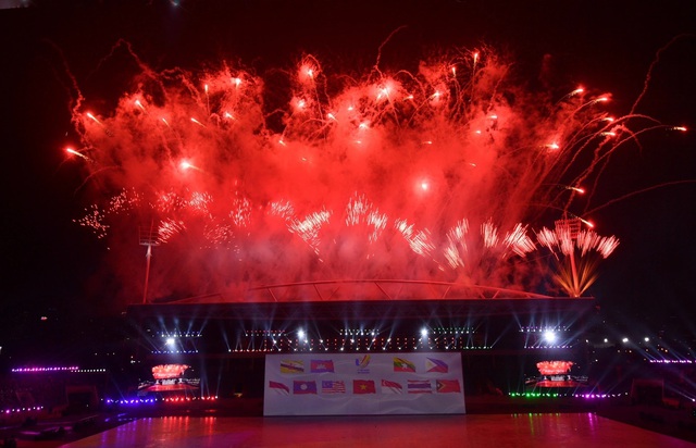 Lễ Khai mạc SEA Games 31 kết thúc với màn pháo hoa rực rỡ và trình diễn nghệ thuật đặc sắc. Ảnh Chinhphu.vn