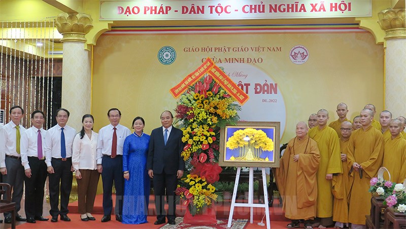 Chủ tịch nước Nguyễn Xuân Phúc cùng đoàn tặng hoa và quà chúc mừng Hòa thượng Thích Thiện Nhơn