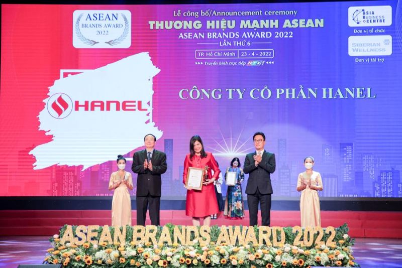 Hanel được vinh danh tại 2 hạng mục gồm: Danh hiệu “Thương hiệu Mạnh ASEAN 2022” và bà Bùi Thị Hải Yến – Tổng giám đốc Hanel đạt danh hiệu “Nhà lãnh đạo tiêu biểu ASEAN 2022”.
