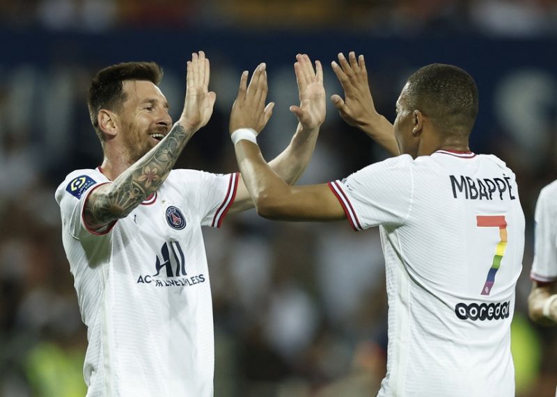 Messi và Mbappe là niềm cảm hứng trong chiến thắng của PSG. Ảnh: Reuters.