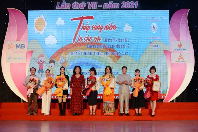 Bà Phạm Hoàng Quyên, Giám đốc Ban Truyền thông (ngoài cùng bên phải), đại diện Tập đoàn CEO nhận kỉ niệm chương của chương trình