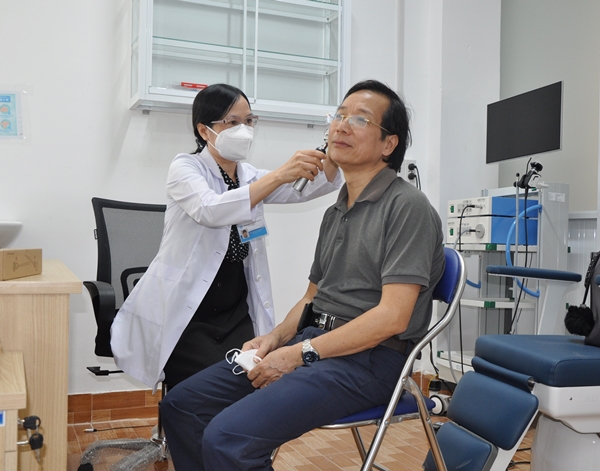 Bs Nguyễn Thị Thu Thủy – Trưởng khoa Tai – Mũi- Họng thăm khám bệnh nhân