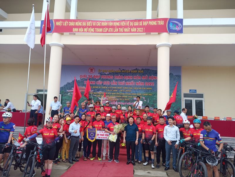 Các vận động viên tại nhà thi đấu đa năng huyện Định Hóa trong lễ khai mạc chuẩn bị xuất phát.