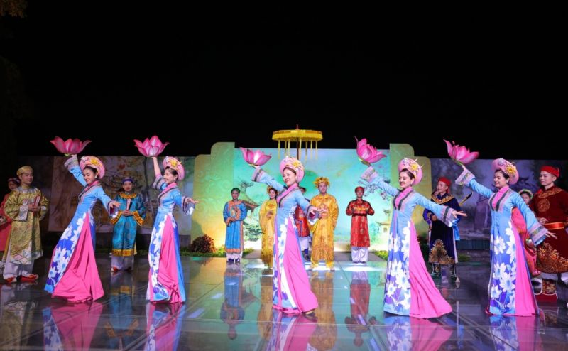Đêm hoàng cung tại Hoàng thành Thăng Long, một sản phẩm du lịch của Hà Nội. Ảnh báo Thanh niên