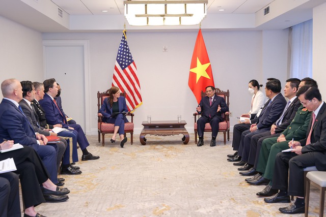 Bà Samantha Power thông báo với Thủ tướng Phạm Minh Chính về kế hoạch mở rộng, đồng thời mở rộng và nâng cao hiệu quả hoạt động của USAID tại Việt Nam. Ảnh VGP/Nhật Bắc