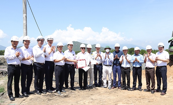 Đoàn công tác của EVNNPT tặng quà động viên lực lượng thi công Dự án Đường dây 500kV Vân Phong – Vĩnh Tân