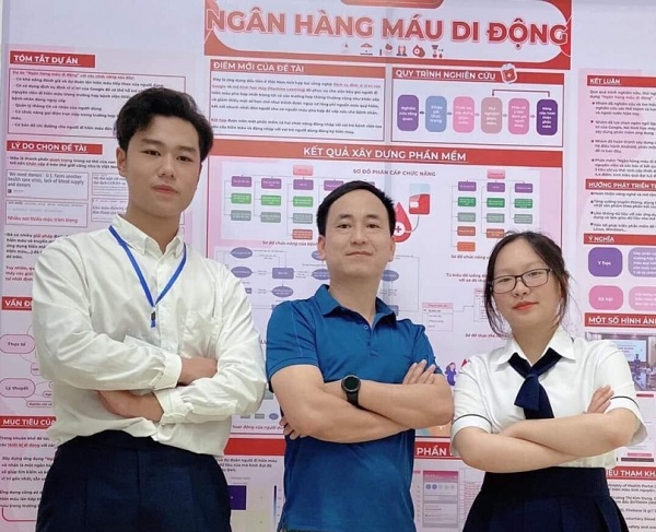 Nhóm dự án “Ngân hàng máu di động” của học sinh Trần Phong, Trần Mỹ Chi, thầy hướng dẫn Mai Hồng Kiên (THPT Chuyên Lào Cai)