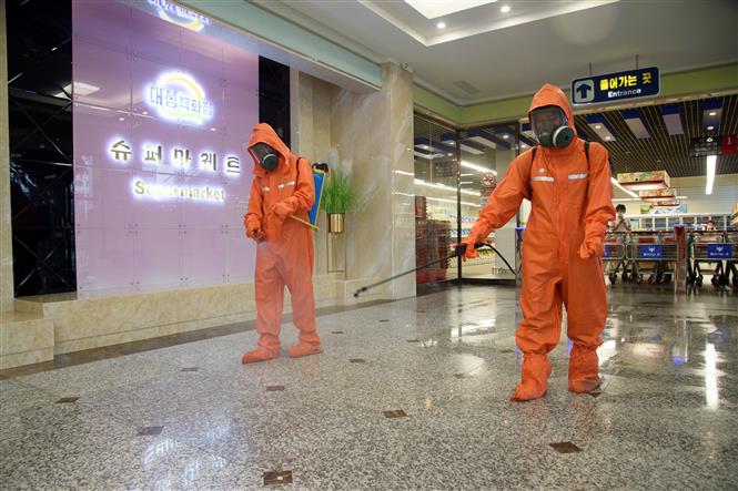 Nhân viên y tế phun khử khuẩn tại một trung tâm thương mại nhằm phòng chống dịch Covid-19 ở Bình Nhưỡng, Triều Tiên, ngày 27/09/2021 (Ảnh: AFP/TTXVN)
