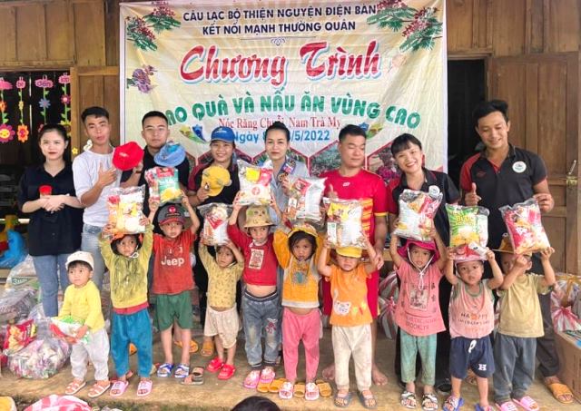 Hành trình chia sẻ yêu thương của CLB thiện nguyện Điện Bàn đếnvới các em vùng núi xa xôi tỉnh Quảng Nam