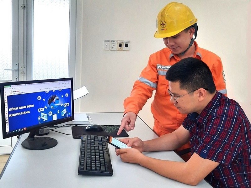 Công nhân Điện lực TP Hạ Long hướng dẫn khách hàng thanh toán tiền điện online
