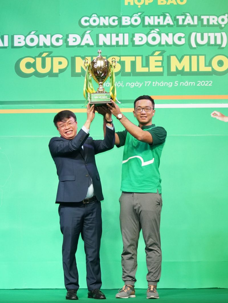 Đại diện nhãn hàng Nestlé MILO, ông Vũ Nam Hà trao gửi chiếc cúp mùa giải 2022 cho Trưởng Ban tổ chức Giải