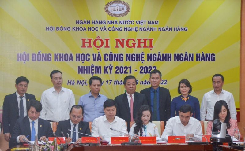 Ông Nguyễn Văn Hảo - Phó Tổng giám đốc HDBank (Hàng 1 từ trái sang) đại diện Ngân hàng cùng lãnh đạo các Ngân hàng khác ký kết hợp tác cùng Viện Chiến lược Ngân hàng