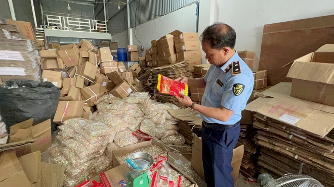 Lực lượng Quản lý thị trường Hà Nội kiểm tra lô hàng hóa vi phạm