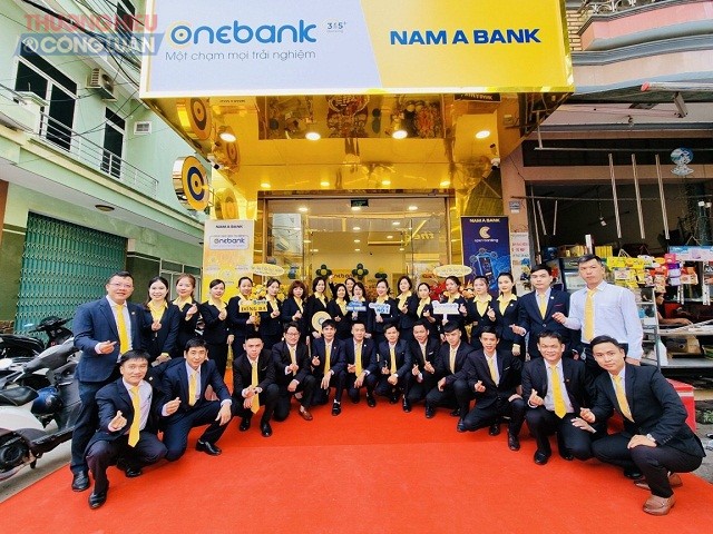 ONEBANK sẽ mang lại nhiều tiện ích hiện đại cho khách hàng và phục vụ khách hàng mọi lúc, mọi nơi. Trong ảnh: Đội ngũ cán bộ, nhân viên Chi nhánh Nam A Bank Quy Nhơn tại Lễ khai trương ONEBANK.