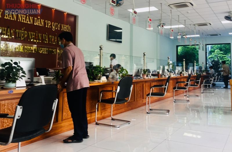 - Thành phố Quy Nhơn là một trong những địa phương ở Bình Định có nhiều hồ sơ trễ hạn. Trong ảnh: Người dân giao dịch tại Bộ phận tiếp nhận và trả kết quả UBND TP Quy Nhơn.