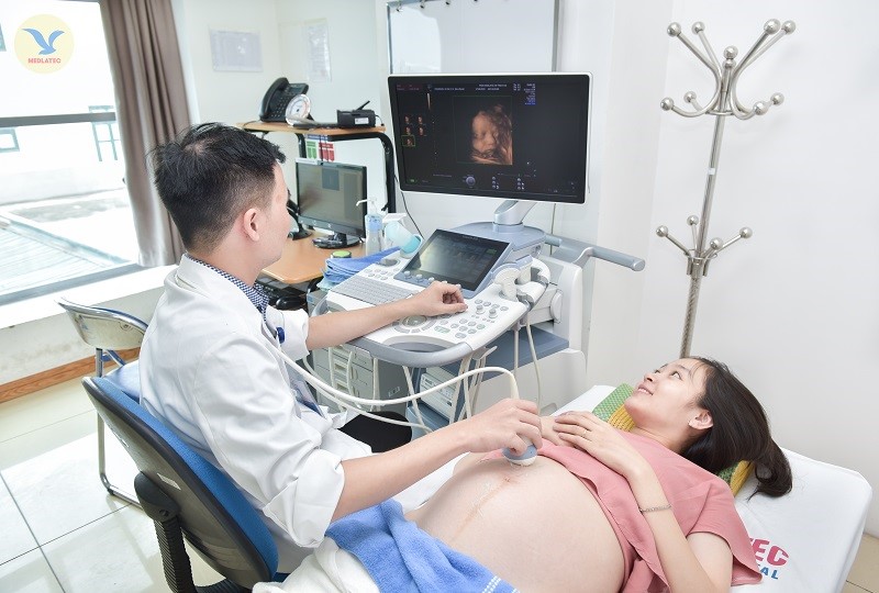 MEDLATEC đáp ứng đầy đủ xét nghiệm kiểm tra, theo dõi thai kỳ. Ảnh BS chẩn đoán hình ảnh thực hiện siêu âm thai trên máy 4D
