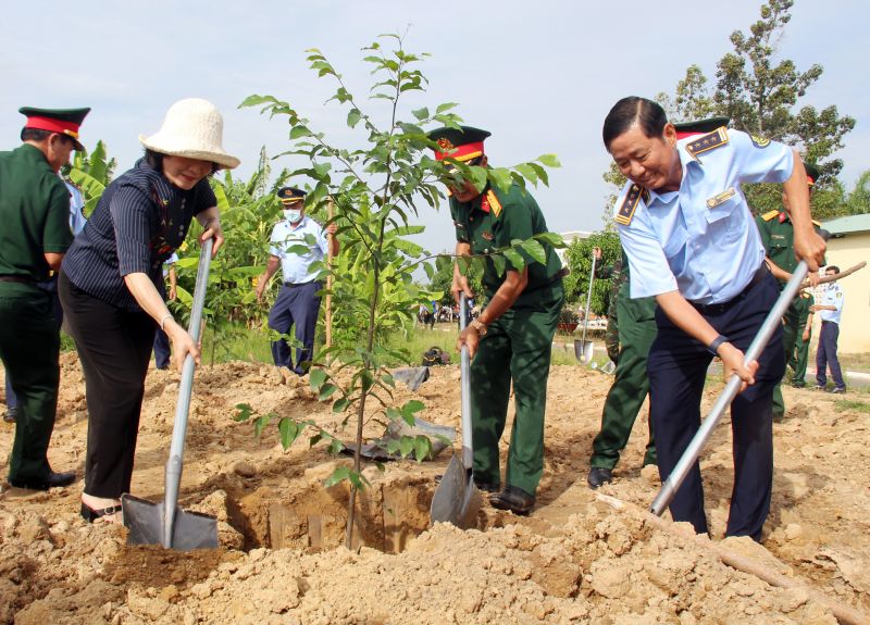 Lãnh đạo UBND huyện Xuân Lộc và Cục Quản lý thị trường Đồng Nai tham gia trồng cây xanh tại Trường bắn quốc gia khu vực 3, huyện Xuân Lộc.