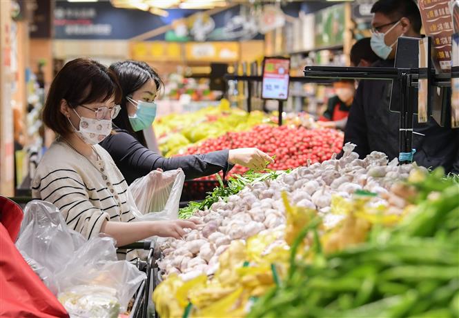 Người dân đeo khẩu trang phòng dịch Covid-19 tại siêu thị ở Thượng Hải, Trung Quốc, ngày 10/05/2022 (Ảnh: THX/ TTXVN)