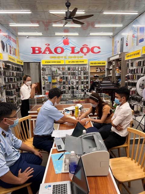 Nhiều Cửa hàng kinh doanh điện thoại di động ở Thừa Thiên Huế bị tịch thu hàng hoá và xử phạt hàng trăm triệu đồng