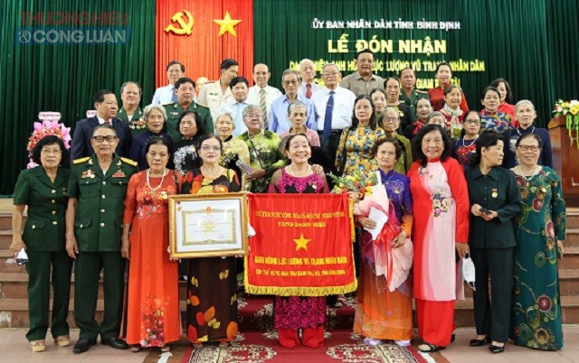 - Lãnh đạo tỉnh Bình Định và đại diện Ban liên lạc toàn quốc Chiến sĩ cách mạng Việt Nam bị địch bắt tù đày chung vui cùng các cựu nữ tù binh Trại giam Phú Tài.