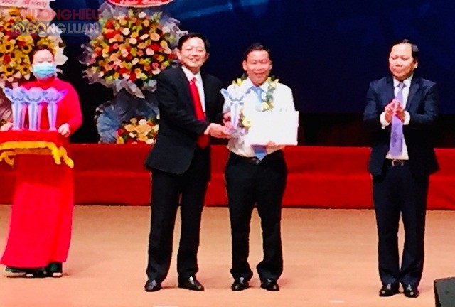 Ông Lê Văn Dư, Tổng giám đốc Công ty TNHH Giống gia cầm Minh Dư (áo trắng, đứng giữa) – người duy nhất của Bình Định đạt giải thưởng Hồ Chí Minh về KH&CN.