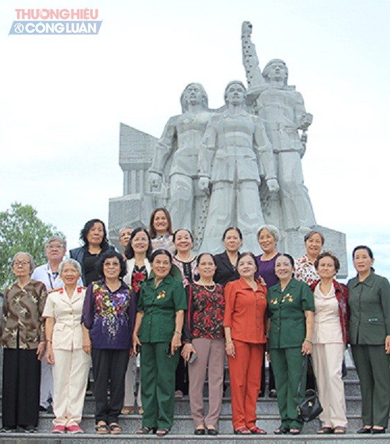 - Các nữ cựu tù Trại giam Phú Tài tham quan tượng đài di tích Trại giam nữ tù binh Trại giam Phú Tài. -