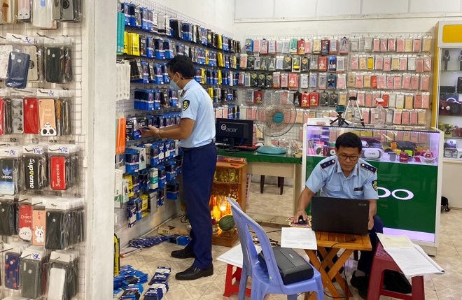 Lực lượng Quản lý thị trường tỉnh Bình Thuận kiểm tra lô hàng hóa vi phạm